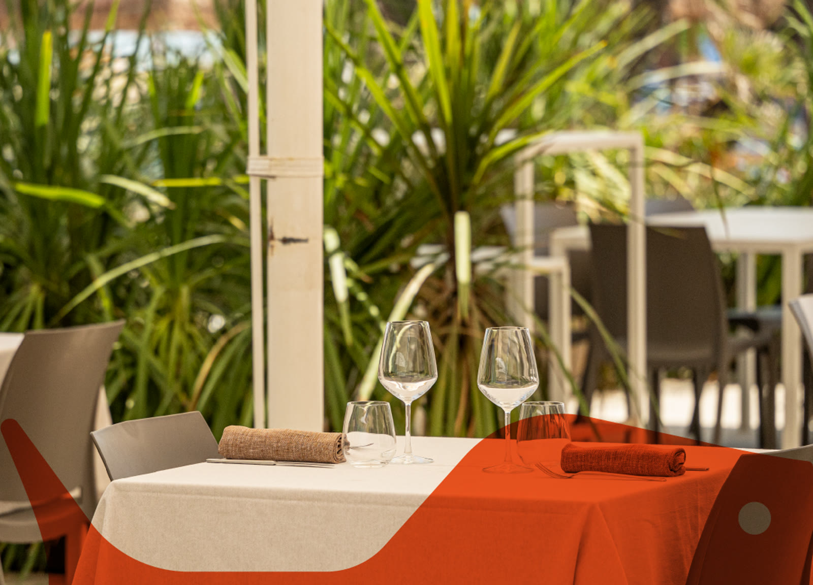 I tavoli della terrazza pronti per la serata