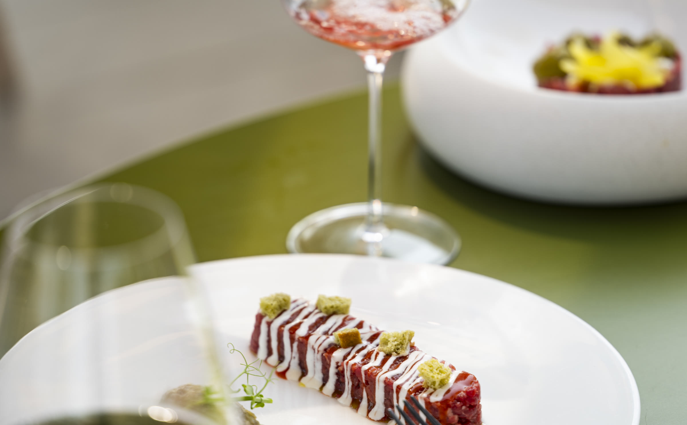 Crudo di carne e rosé sul tavolo verde della terrazza