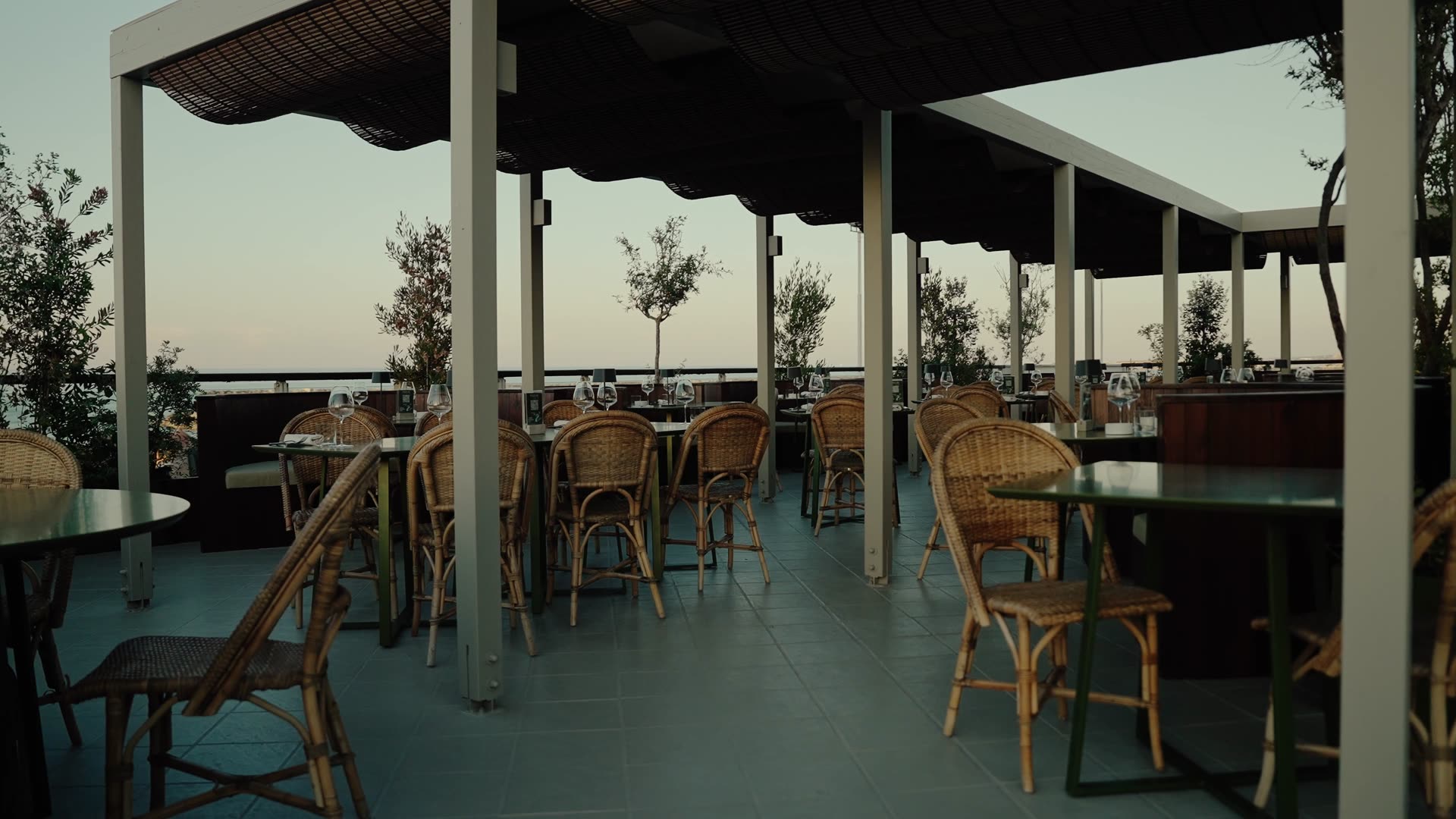 La terrazza che si accende la sera